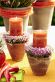 Für Stimmung sorgen rustikale Stumpen-Kerzen, die mit blühenden Kränzchen aus Erica gracilis dekoriert werden.