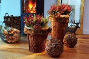 Heidepflanzen in rustikalen Baumstamm-Töpfen mit Pelz-Bordüre befeuern die Fantasie und sorgen für ein fabelhaftes Ambiente.