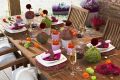 Kugel-Vasen und Servietten-Ringe aus Heide strukturieren die Tischdekoration in einem klaren Design auf dem Tisch. Dabei wirkt Pink frisch und dynamisch.