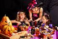 Cupcakes mit verrückten Dekorationen sind ideal für Halloweenparties © Gennadiy Poznyakov, fotolia