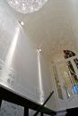 Ein Kronleuchter für ein herrschaftliches Entree  die Strahler heben die architektonischen Details hervor. (© kunstlicht, Köln)