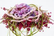 Noch ein Hochzeitsstrauß, diesmal romantisch verspielt, bestehend aus dunkelroten Erica gracilis, rosafarbenen Callunen, violetten Rosen und Hortensien. © Azerca