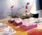 Tischdekoration im Stil der Memphis-Designer: Bunte quadratische Filzstücke wurden auf Blumendraht aufgezogen. © Azerca