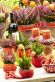 Die Zutaten für diese blühenden Mexican Tapas: Heidepflanzen, orangefarbene Paranuss-Schalen, Peddigrohr, Physalis, Wollband und Kerzen.
