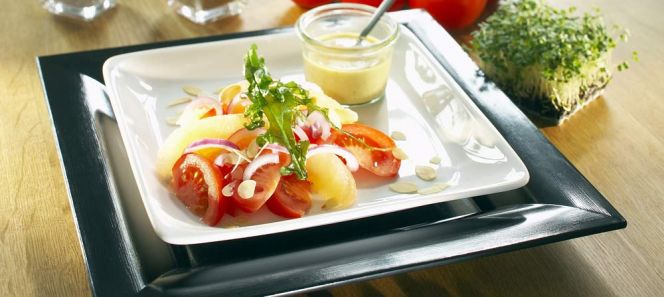 Dieser fruchtige Tomatensalat mit Grapefruitfilets passt ausgezeichnet zu kurzgebratenem Fleisch. © Landgard