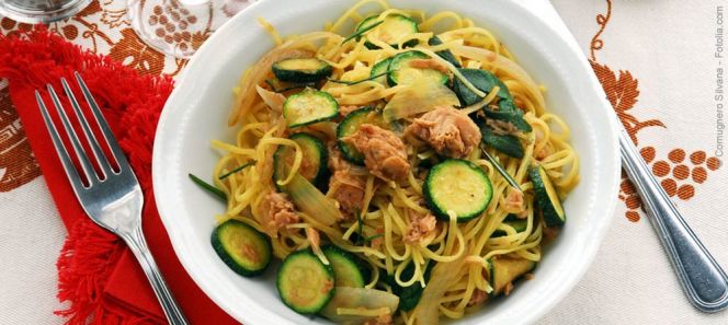 Pasta mit Zucchini und Thunfisch: schnell und lecker