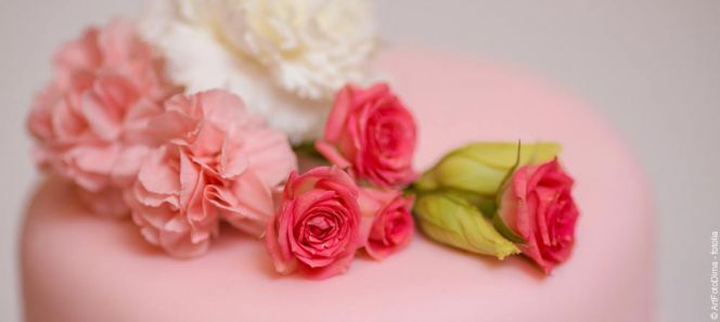 Eine Hochzeitstorte kann auch mit Blumen dekoriert werden, doch sollte sie dann nicht zu lange stehen. © ArtFotoDima, fotolia